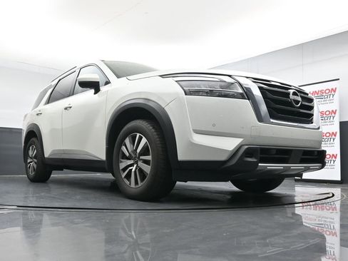 Used 2023 Nissan Pathfinder SL AWD/4WD image 18