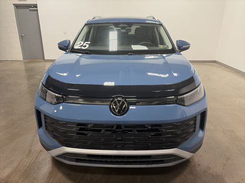 Certified 2025 Volkswagen Tiguan SE AWD/4WD image 9
