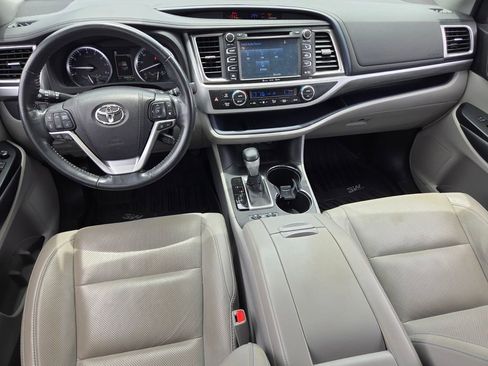 Used 2018 Toyota Highlander Limited Platinum FWD image 7