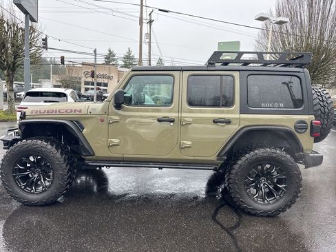 Used 2025 Jeep Wrangler Unlimited Rubicon AWD/4WD image 4