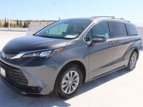 Certified 2025 Toyota Sienna LE w/ LE Plus Package FWD image 6