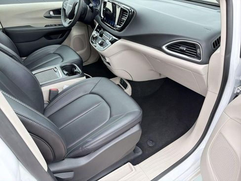 Used 2024 Chrysler Pacifica Touring-L FWD image 31