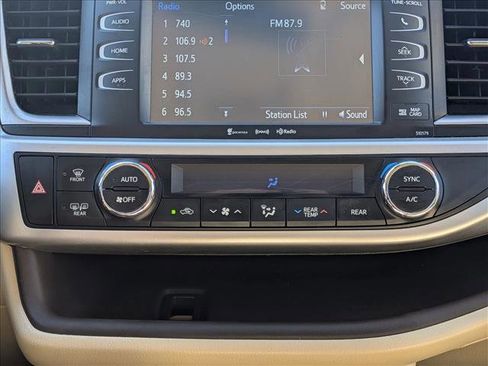 Used 2017 Toyota Highlander XLE image 14