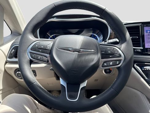 Used 2023 Chrysler Pacifica Limited FWD image 15