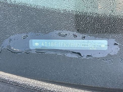 Used 2017 Toyota Camry SE image 4