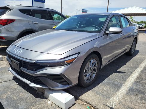 Used 2024 Hyundai Elantra SEL FWD image 12