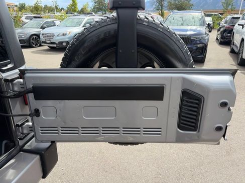 Used 2017 Jeep Wrangler Unlimited Sahara w/ Connectivity Group AWD/4WD image 18
