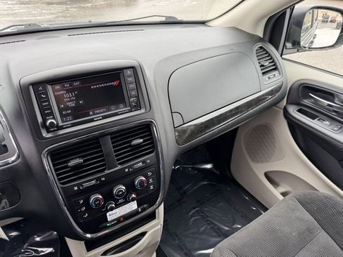 Used 2019 Dodge Grand Caravan SE w/ UConnect Hands-Free Group image 20