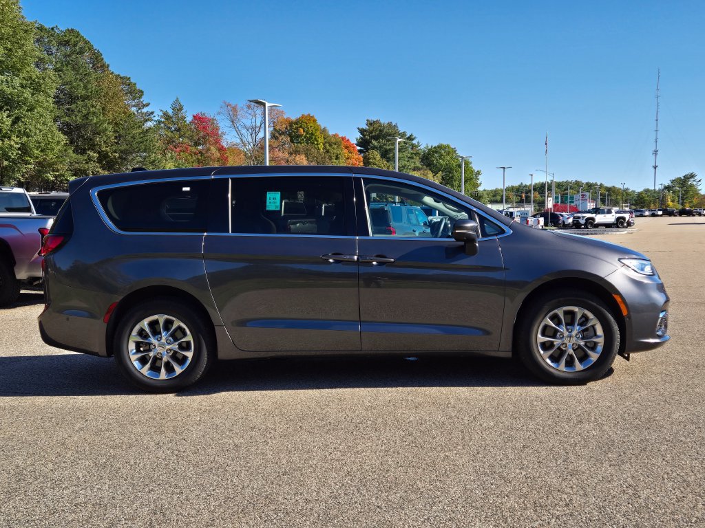 Used 2023 Chrysler Pacifica Touring-L AWD/4WD image 7