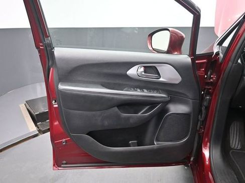 Used 2020 Chrysler Pacifica Touring w/ S Appearance Package FWD image 12