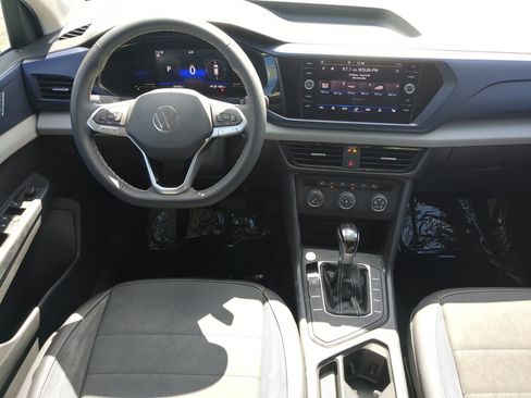 Certified 2022 Volkswagen Taos SE FWD image 13
