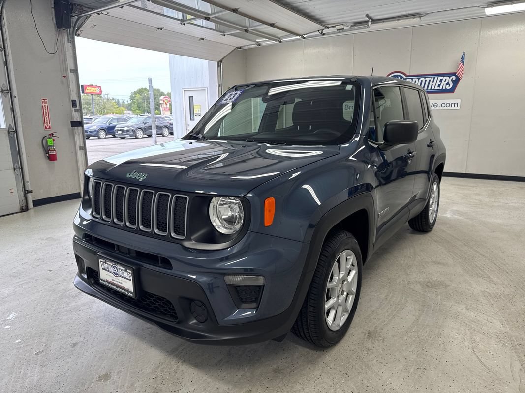Used 2023 Jeep Renegade Latitude AWD/4WD image 2