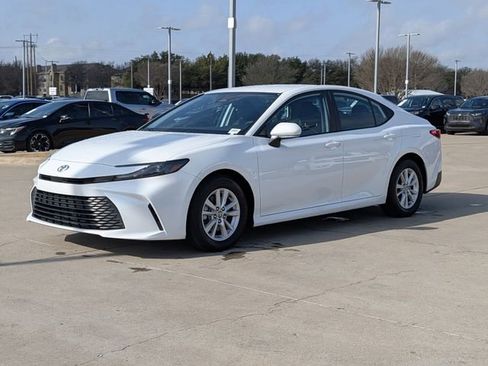 Used 2025 Toyota Camry LE image 10
