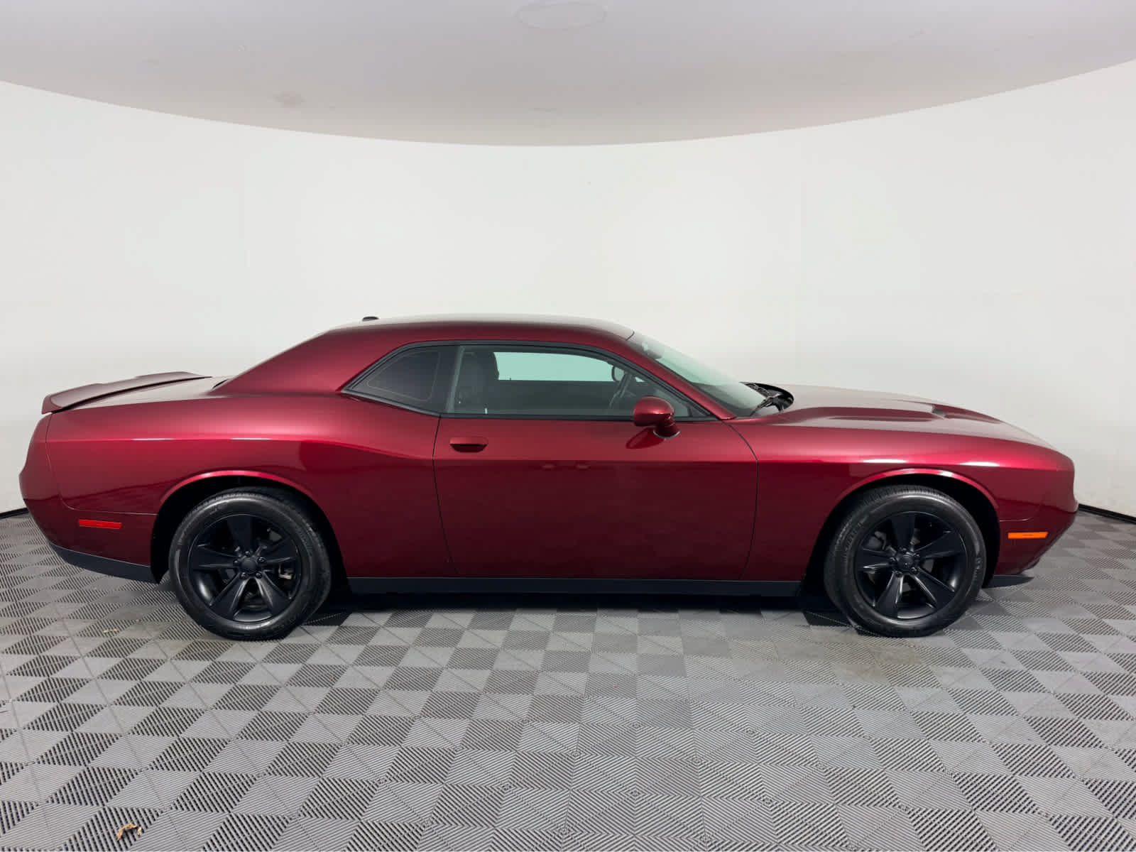 Used 2020 Dodge Challenger SXT RWD image 2