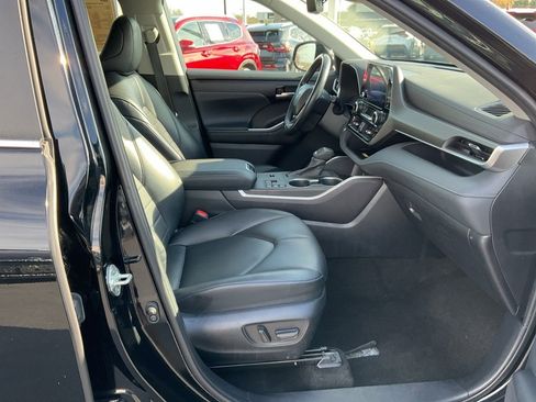 Used 2023 Toyota Highlander XLE image 22