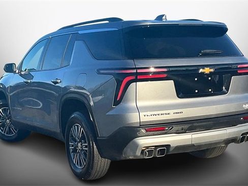 Used 2025 Chevrolet Traverse LT image 11