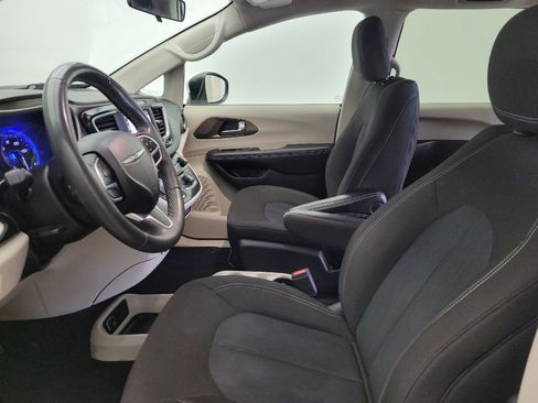 Used 2022 Chrysler Voyager LX FWD image 17