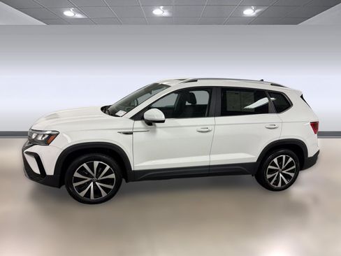 Used 2023 Volkswagen Taos SE w/ Panoramic Sunroof Package FWD image 2