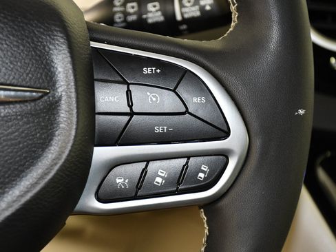 Used 2024 Chrysler Pacifica Touring-L FWD image 21