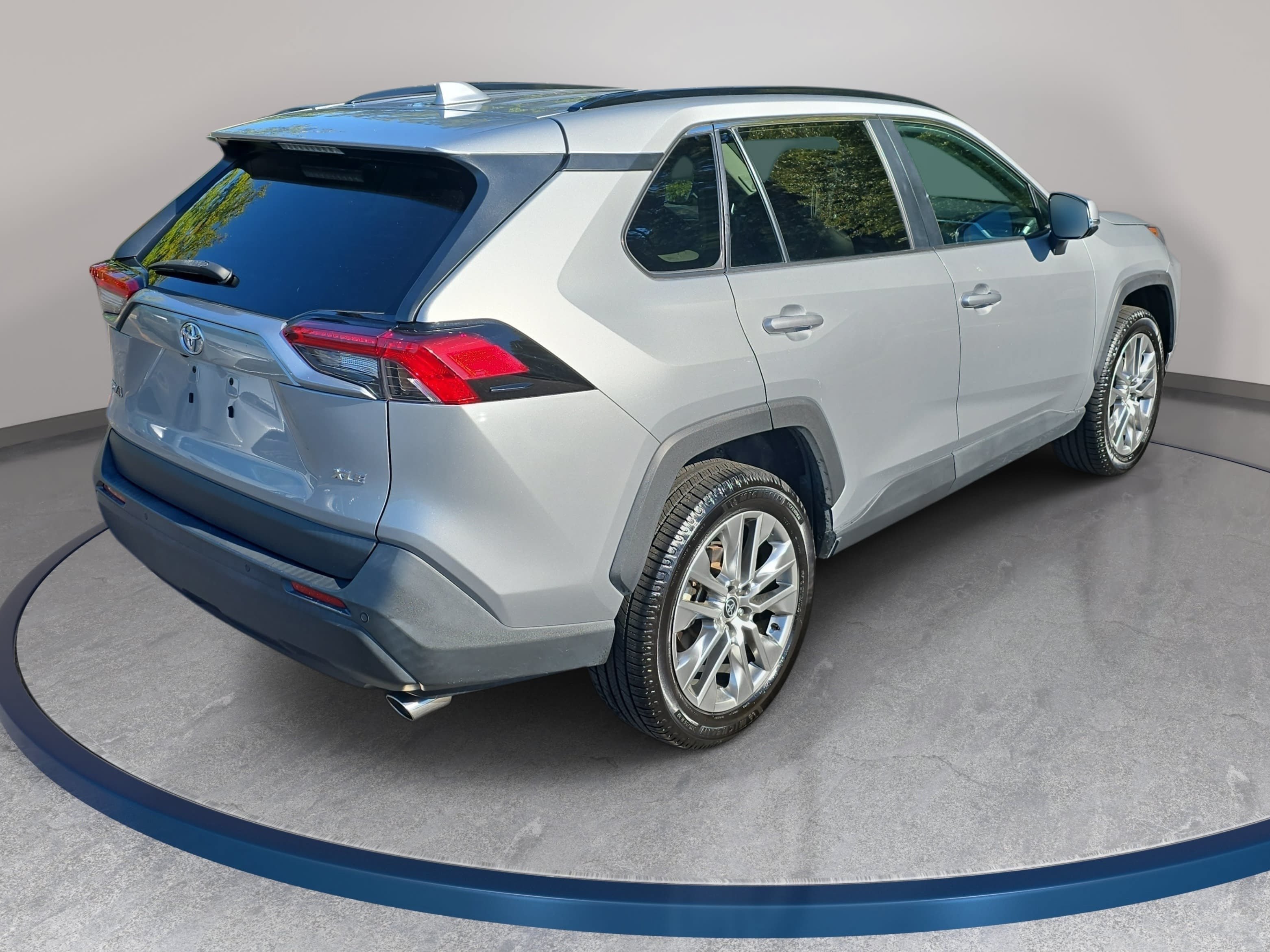 Used 2022 Toyota RAV4 XLE Premium FWD image 5