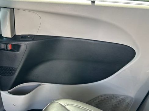 Used 2024 Chrysler Pacifica Touring-L FWD image 36