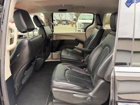 Used 2024 Chrysler Pacifica Select image 12