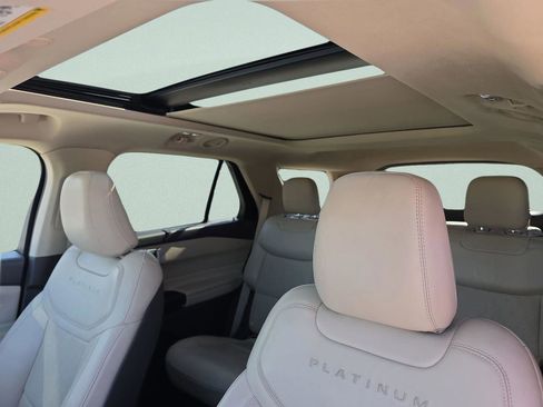 Used 2020 Ford Explorer Platinum w/ Premium Technology Package image 22