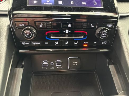Used 2025 Jeep Grand Cherokee Altitude AWD/4WD image 32