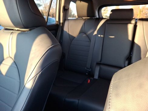 Used 2020 Toyota Highlander XLE image 18