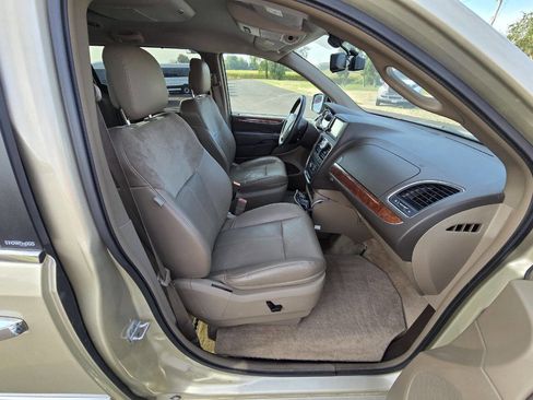 Used 2011 Chrysler Town & Country Limited image 19