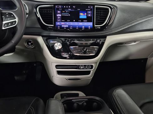 Used 2023 Chrysler Pacifica Touring-L FWD image 10