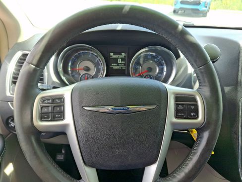 Used 2014 Chrysler Town & Country Touring FWD image 16