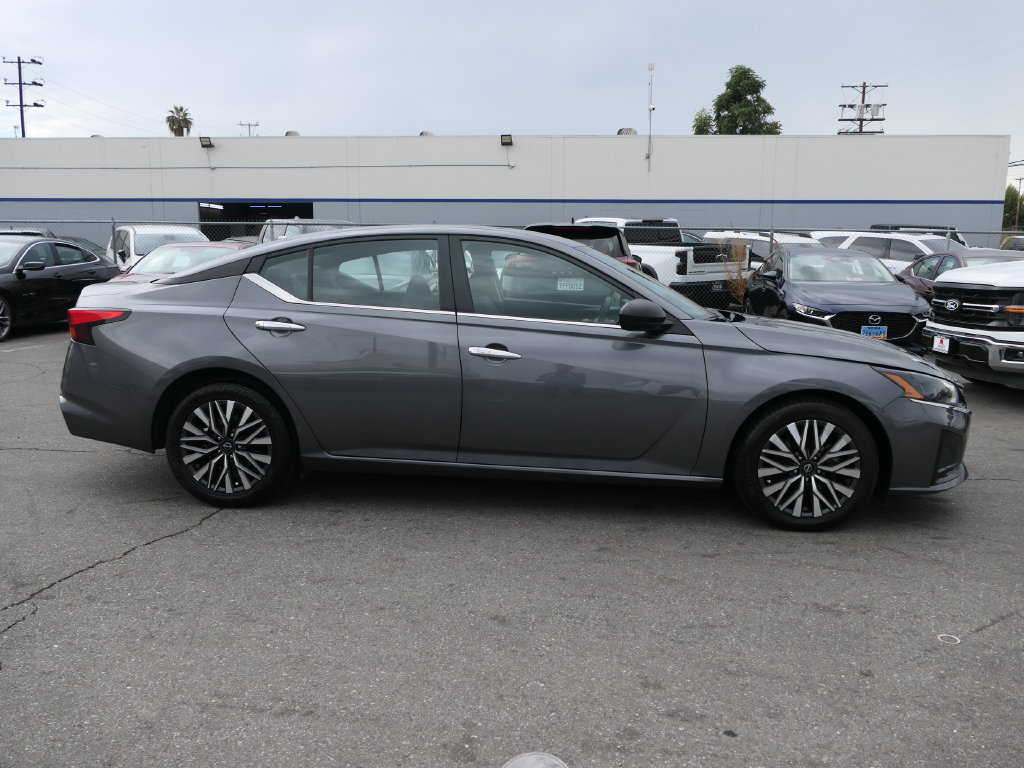 Used 2024 Nissan Altima 2.5 SV FWD image 2