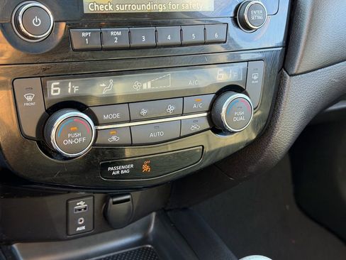 Used 2017 Nissan Rogue SV FWD image 23