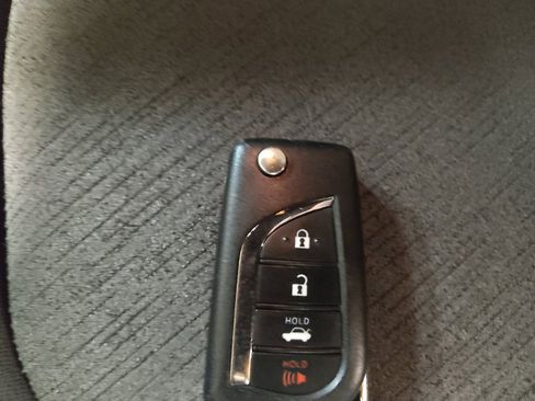 Used 2021 Toyota Camry LE w/ Carpet Mat Package (TMS) FWD image 32