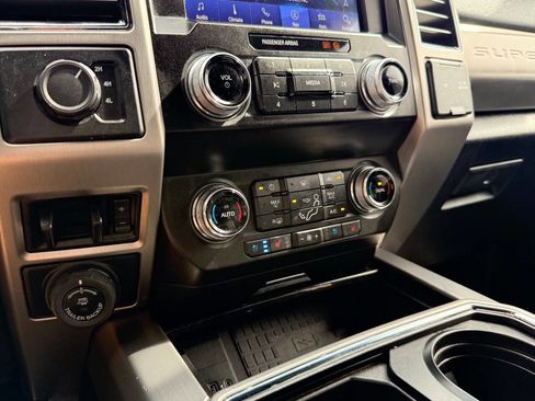 Used 2021 Ford F450 Platinum w/ FX4 Off-Road Package image 31