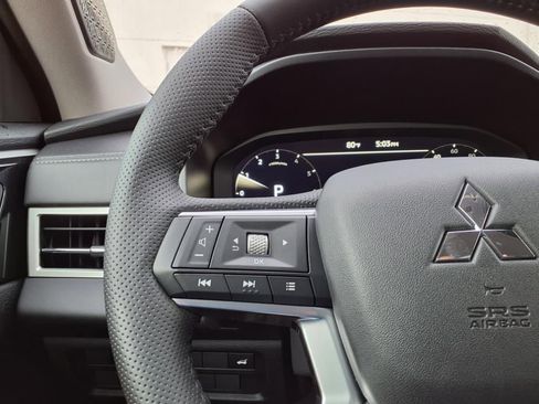 Used 2025 Mitsubishi Outlander SE FWD image 16