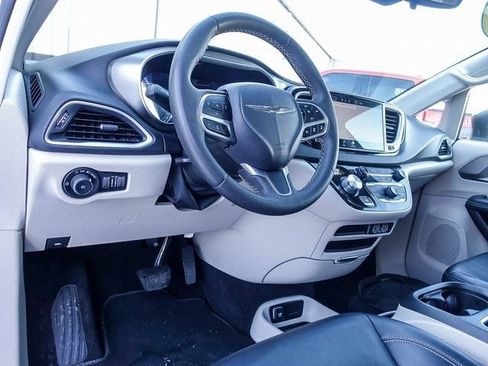 Used 2023 Chrysler Pacifica Touring-L image 2