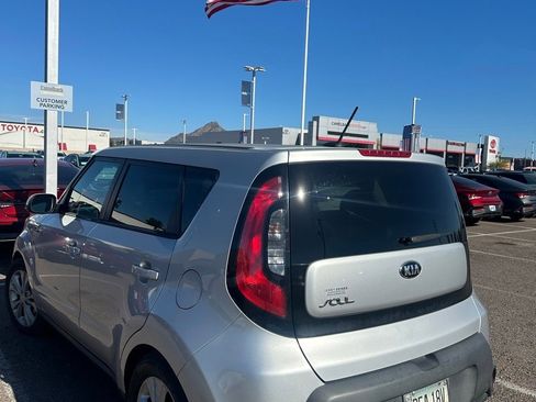 Used 2015 Kia Soul + image 3