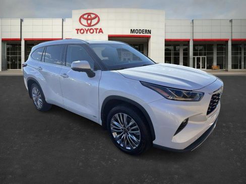 Used 2024 Toyota Highlander Platinum image 3