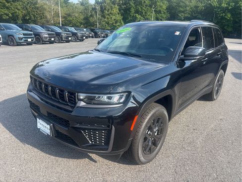 Used 2026 Jeep Grand Cherokee Altitude AWD/4WD image 3