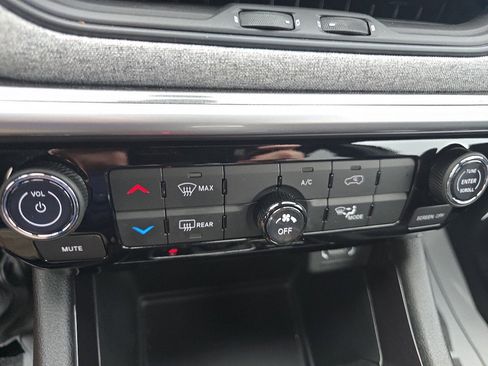 Used 2025 Jeep Compass Latitude image 28