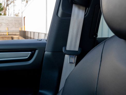 Certified 2023 Porsche Cayenne Platinum Edition image 41