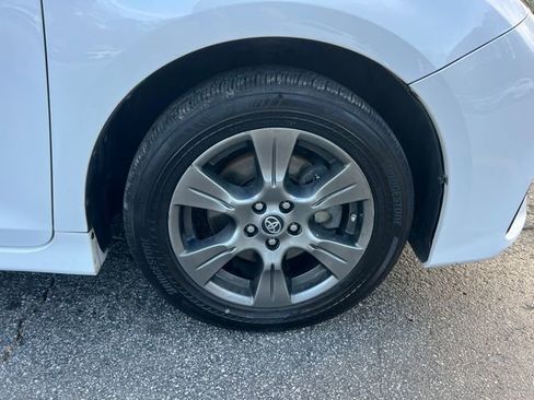 Used 2019 Toyota Sienna SE image 32