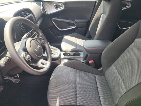 Used 2025 Kia Soul LX FWD image 4