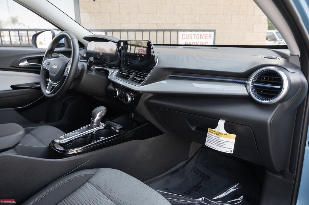 Used 2026 Chevrolet Trax LT w/ LT Convenience Package FWD image 36