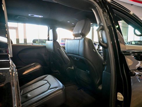 Used 2021 Chrysler Pacifica Touring-L w/ S Appearance Package image 22