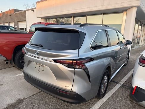 Used 2025 Toyota Sienna LE w/ LE Plus Package image 5