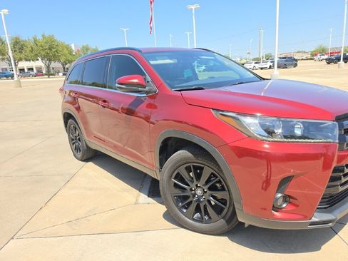 Used 2019 Toyota Highlander SE FWD image 1