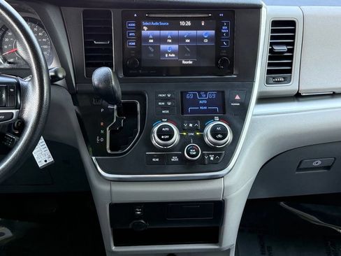 Used 2017 Toyota Sienna LE FWD image 32